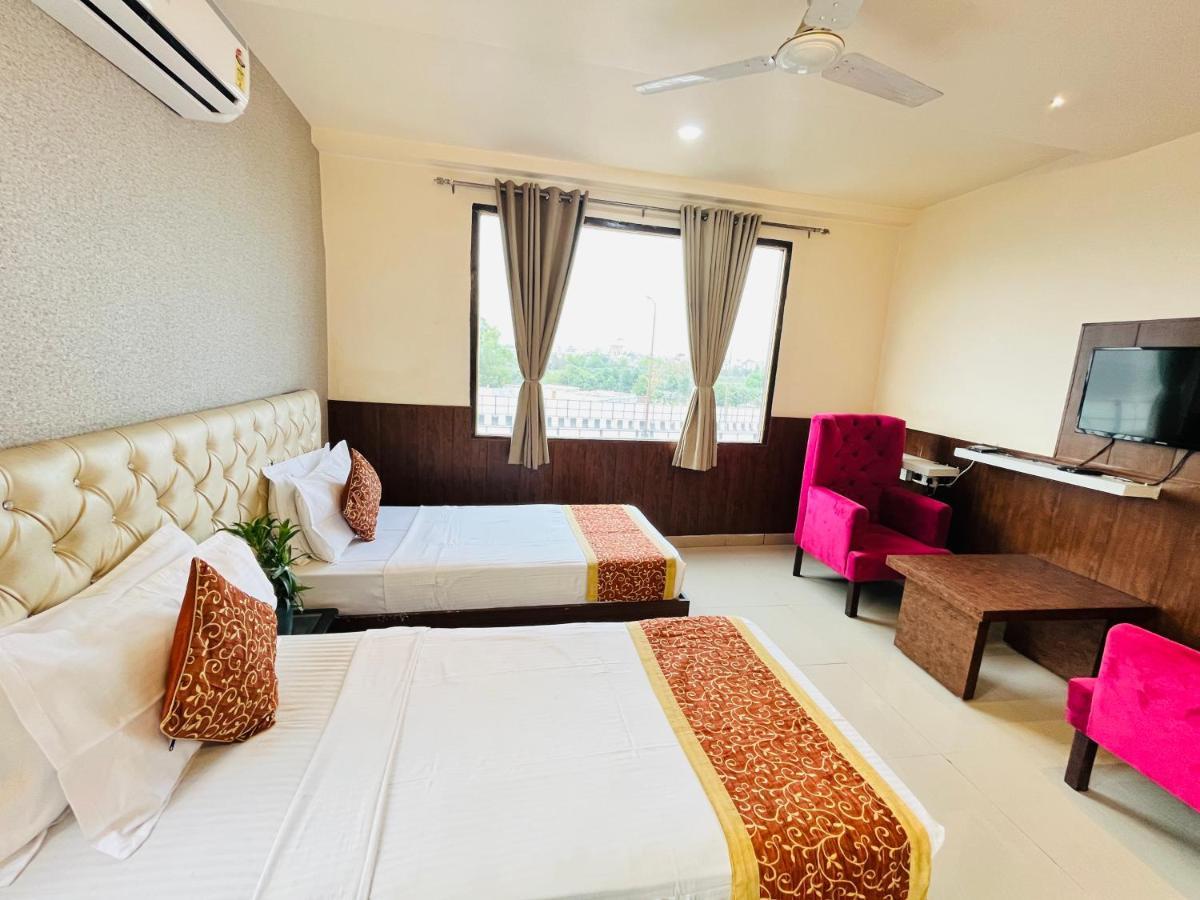Hotel The Leaf - Gomti Nagar Lucknow Eksteriør bilde